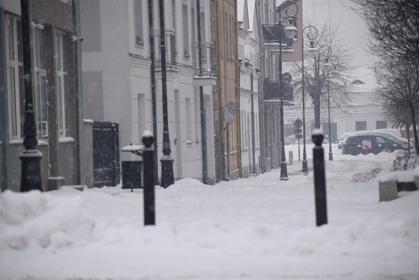 Stare Miasto w Sieradzu śniegiem zasypane, a tu ciągle pada