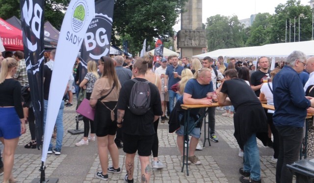 Plac Bohaterów w Zielonej Górze zamienił się w wielki obszar festynowy, na którym dominuje "złoty trunek".