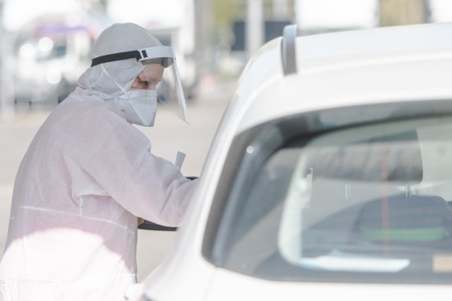 Oddać wymaz do testu w kierunku zakażenia koronawirusem można m.in. w punktach drive-thru.