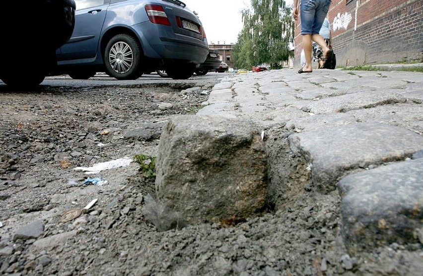 Tak 10 lat temu wyburzano ul. Rycerską w Wałbrzychu i rodził się nowy plac - zobacz archiwalne zdjęcia