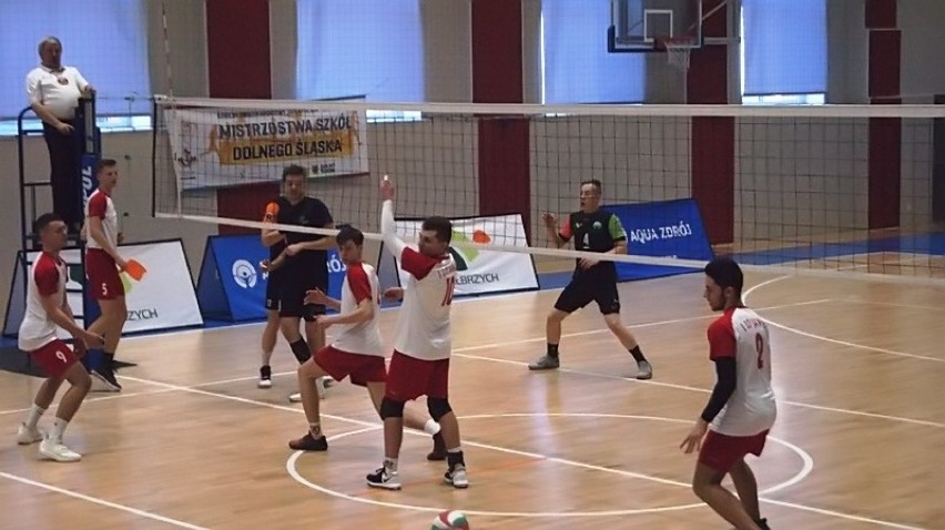Siatkarze z wałbrzyskiego IV liceum zagrają o mistrzostwo Polski