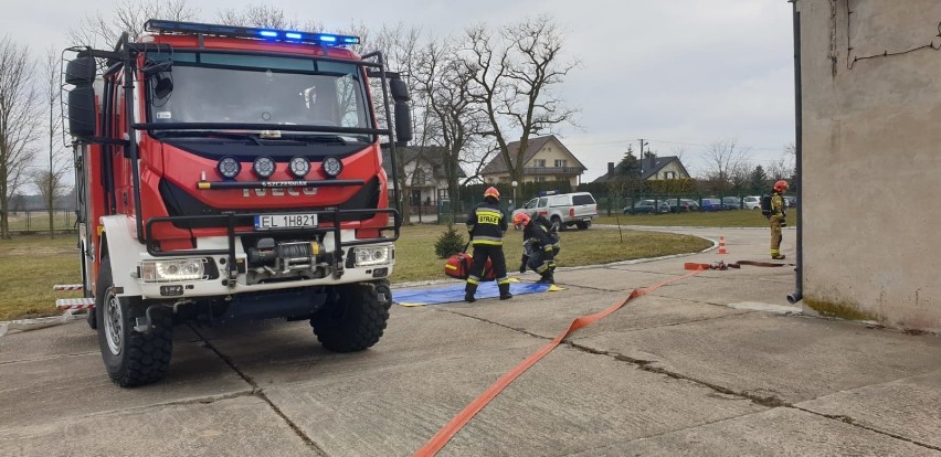 Ćwiczenia strażaków z Radomska i powiatu na terenie DPS w Radziechowicach Drugich [ZDJĘCIA]