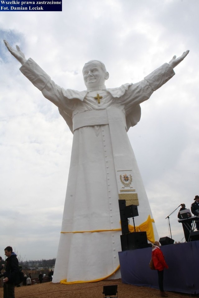 14-metrowy pomnik papieża Jana Pawła II. Fot. Damian Leciak