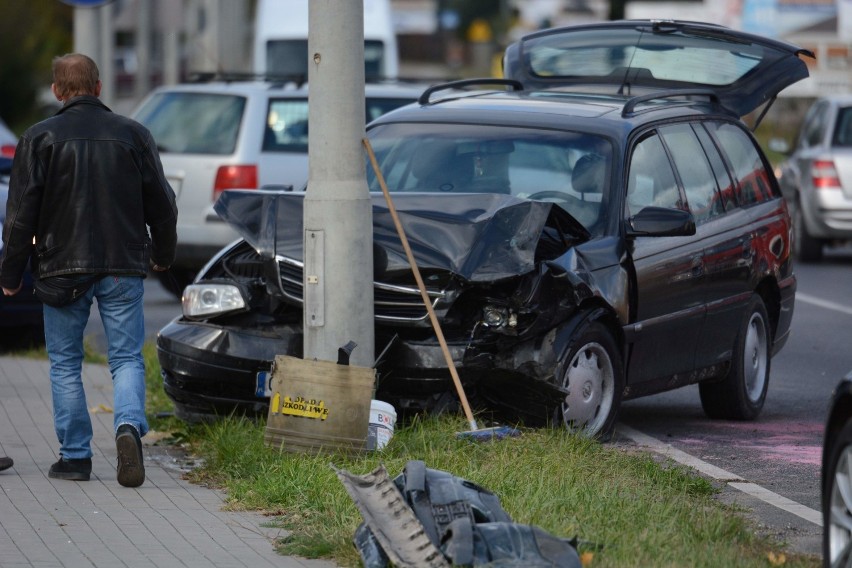 Zderzenie trzech samochodów na ul. Warszawskiej w Grudziądzu [wideo, zdjęcia]