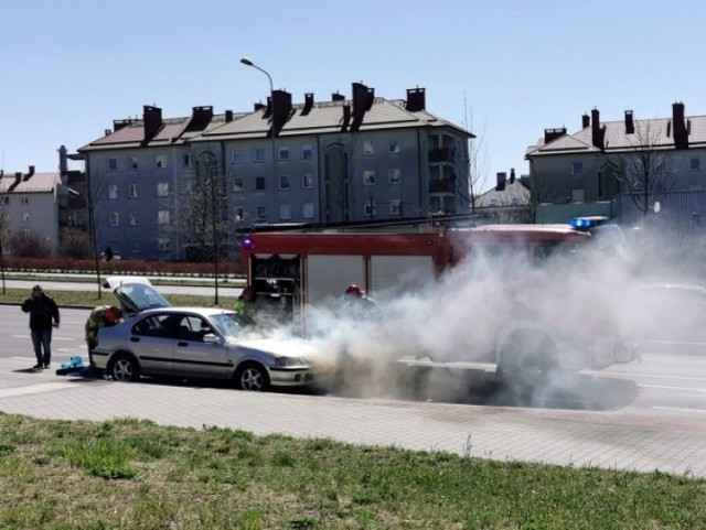 Na Szajnowicza w Kielcach strażacy gasili w środę pożar samochodu