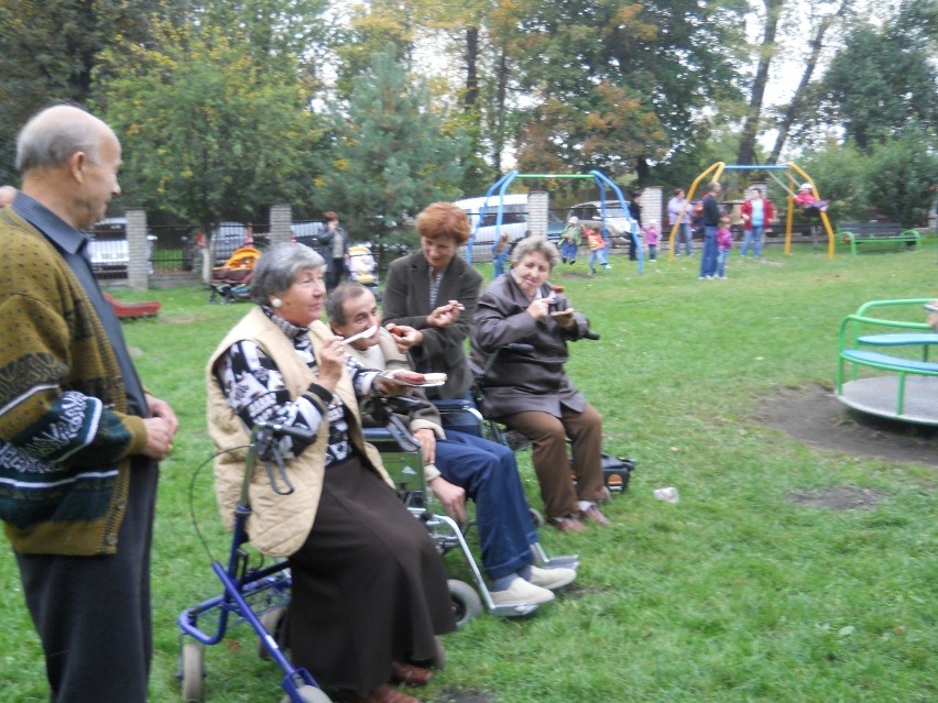 Dzień Pieczonego Ziemniaka w przedszkolu nr 7 w Rudzie Śląskiej. Maluchy bawiły się z seniorami