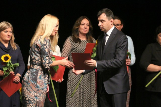 Nauczyciele głogowskich szkół świętowali Dzień Edukacji Narodowej. Uroczystość zorganizowano w Teatrze Miejskim