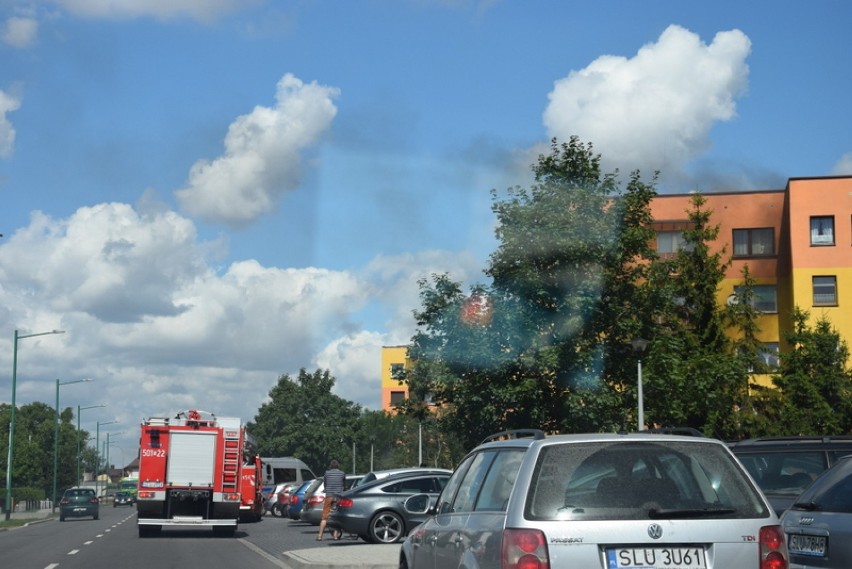 Pożar w bloku przy ul. Lisowickiej. Zarządzono ewakuację mieszkańców [ZDJĘCIA]