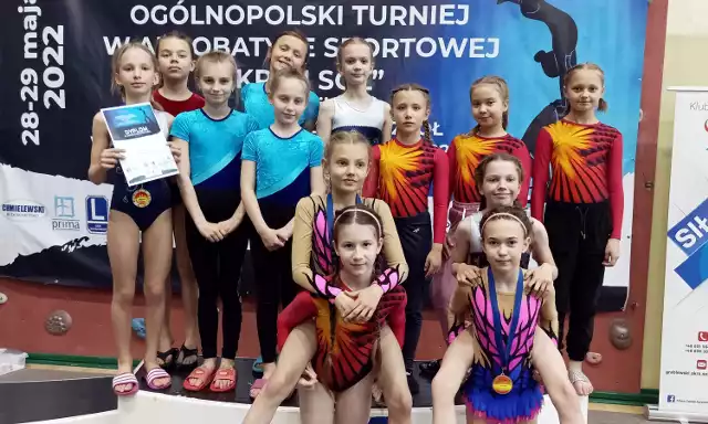 Akrobatki sportowe UKS Iskra Piła wywalczyły w Ogólnopolskim Turnieju ,,Akro i Sól” Inowrocław 2022 aż 11 medali