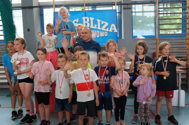 - Najmłodsi adepci badmintona zamykają sezon turniejem, w którym wszyscy pokazali się z jak najlepszej strony - komentuje trener 
 Zbigniew Czajka.