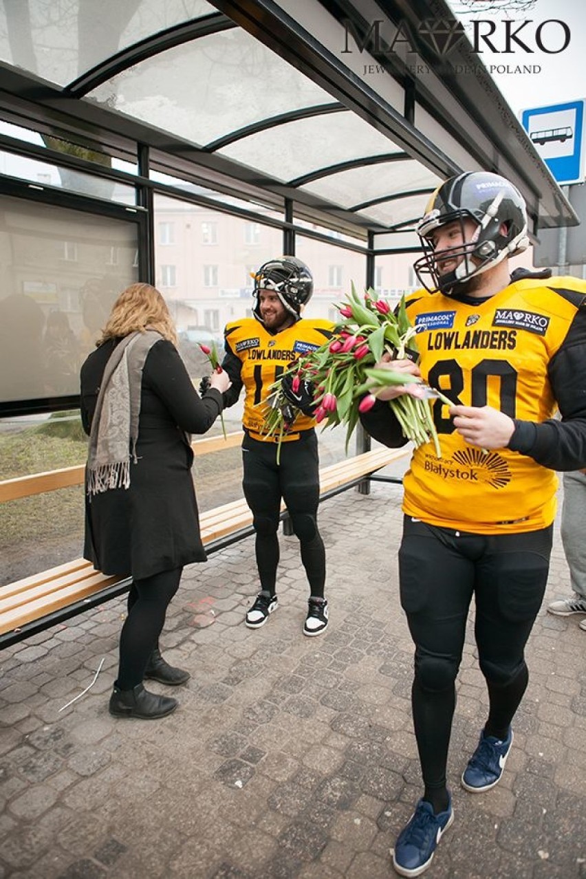 Lowlandersi rozdawali kwiaty w centrum miasta [ZDJĘCIA]