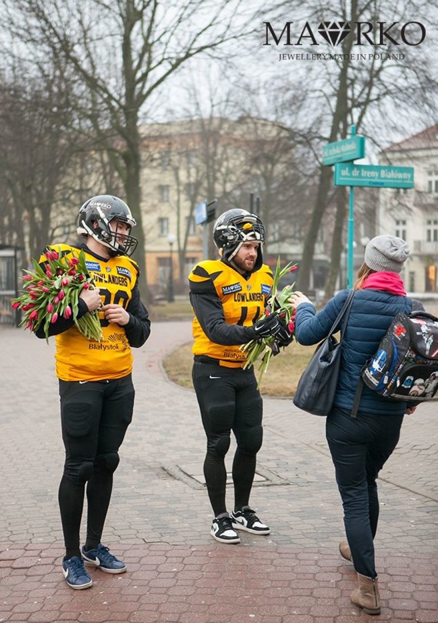 Lowlandersi rozdawali kwiaty w centrum miasta [ZDJĘCIA]