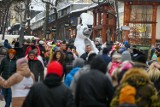 Zakopane oblężone. Na Krupówkach tłumy. Są turyści, białe misie i nawet kapela romska. Zdjęcia z początku małopolskich ferii