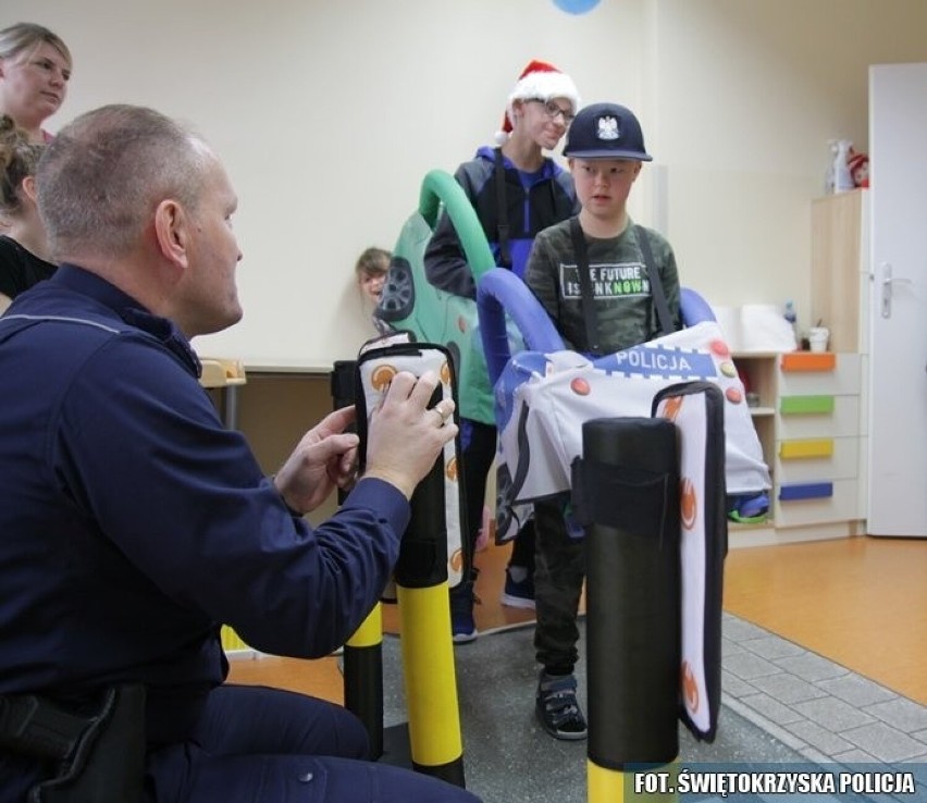 We Włoszczowie policjanci złożyli dzieciom mikołajkową wizytę. Zobacz zdjęcia