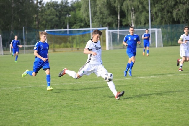 Elana Toruń przegrała u siebie z Legią Warszawa 0:1 w meczu przedostatniej kolejki Centralnej Ligi Juniorów. Gospodarze przeważali przez wiele minut, ale jedyną bramkę w spotkaniu zdobyli goście.