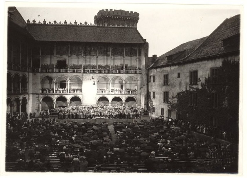 Koncert chóru na dziedzińcu arkadowym na Wawelu, 1939