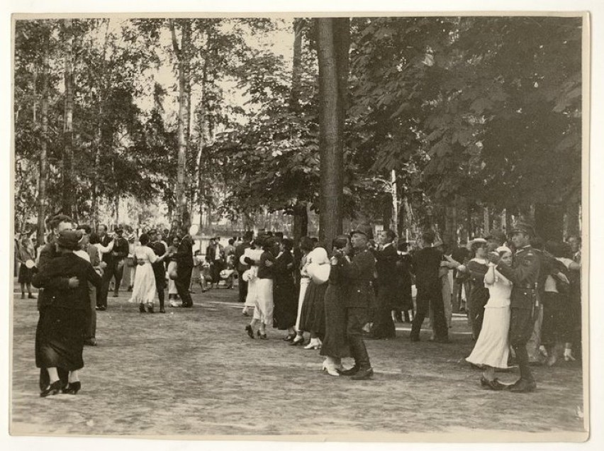 Zabawa ludowa w parku, 1936