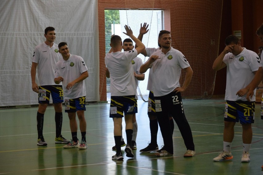 Piłkarze ręczni Stali Gorzów zaprezentowali się kibicom, po czym przegrali mecz z Pogonią Szczecin