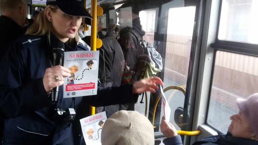 W autobusach prezenty dla kobiet od policji i PKM-u ZDJĘCIA i WIDEO