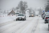 Zakopane. Trudne warunki na drogach. Ulice są białe. Jest bardzo ślisko 