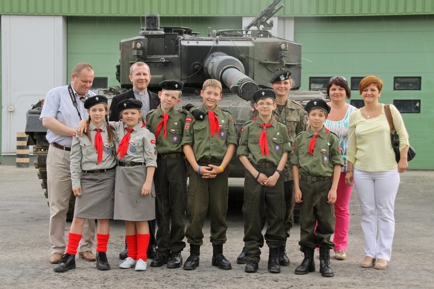 Harcerze z Holandii odwiedzili jednostkę wojskową w Świętoszowie