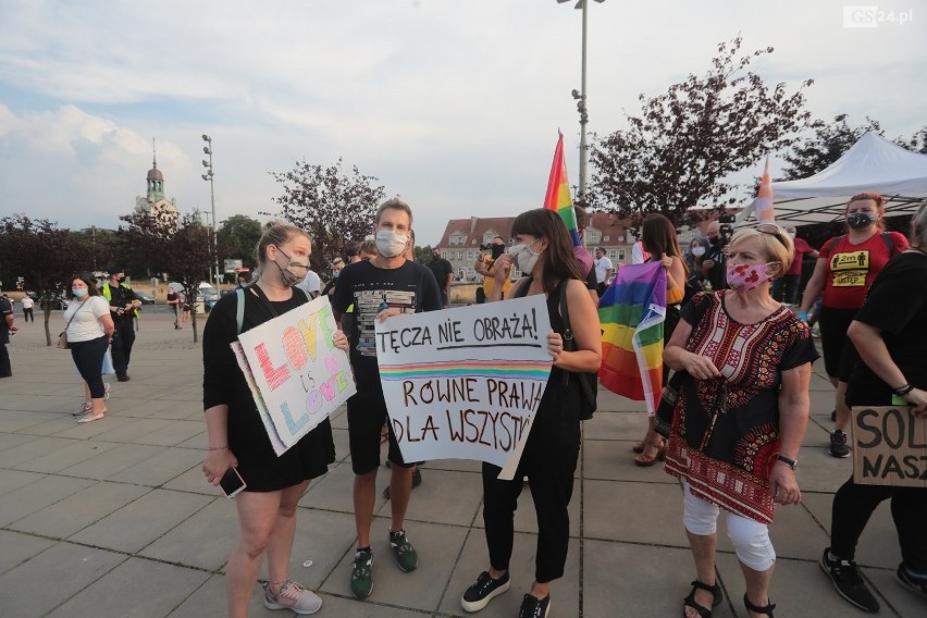 Manifestowali na pl. Solidarności: "Szczecin solidarny z zatrzymanymi". ZDJĘCIA