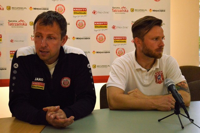 Sebastian Stemplewski, trener Soły (z lewej) i Szymon Szydełko (Resovia, z prawej).