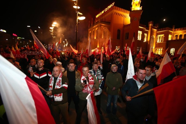 "Marsz Polaków, organizowany przez środowiska narodowe, wyruszył spod dworca głównego i przeszedł pod Katedrę"