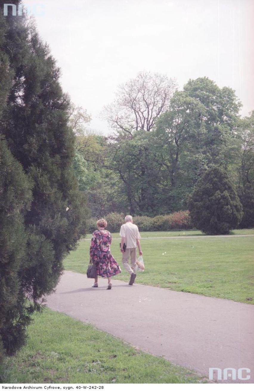 Starsza kobieta i mężczyzna na spacerze. W tle ozdobne...