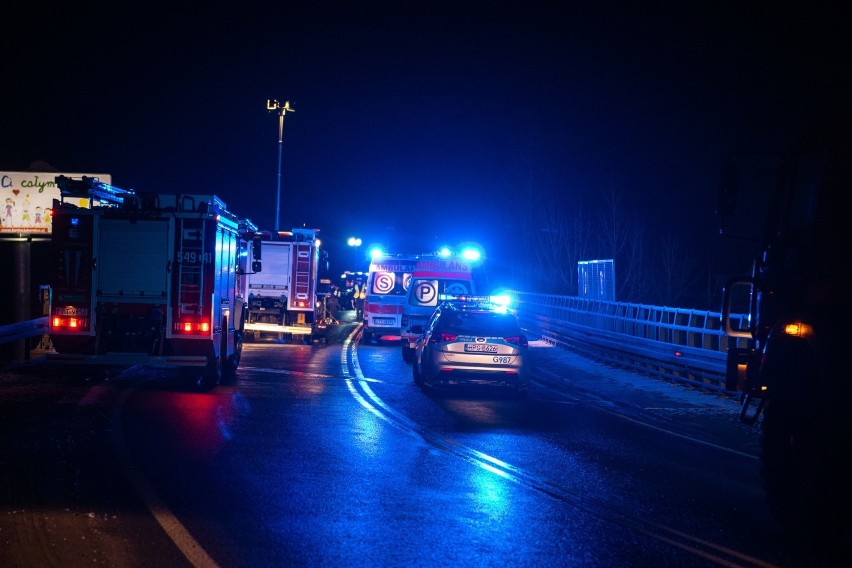 Zakopianka. Nocny wypadek czterech samochodów. Cztery osoby trafiły do szpitala 