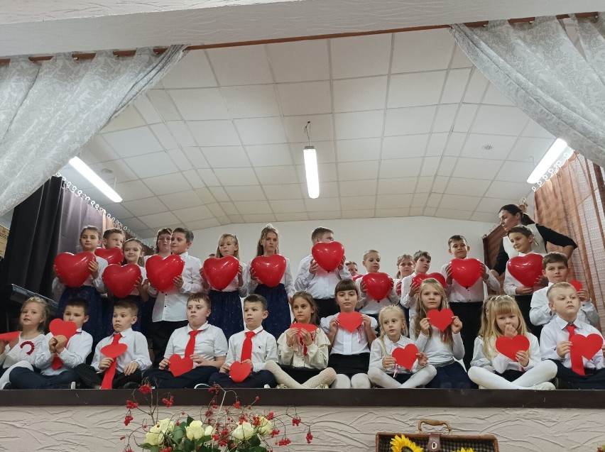 Lubieszewo. Polonez i koncert flażoletowy - Wieczór Niepodległości świętowali uczniowie i mieszkańcy