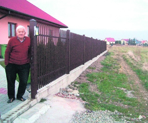 Emil Szlachcic nie chce mieszkać przy ruchliwej drodze, która ma powstać tuż za ogrodzeniem domu