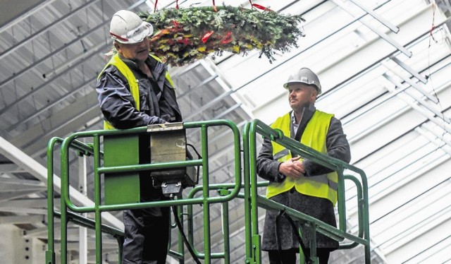 -&nbsp;Chcemy stworzyć miejsce, które będzie jeszcze bardziej wypełnione energią, interesujące i wygodne dla bydgoszczab - mówił Shane Scott (z prawej), właściciel galerii,  który powiesił wiechę