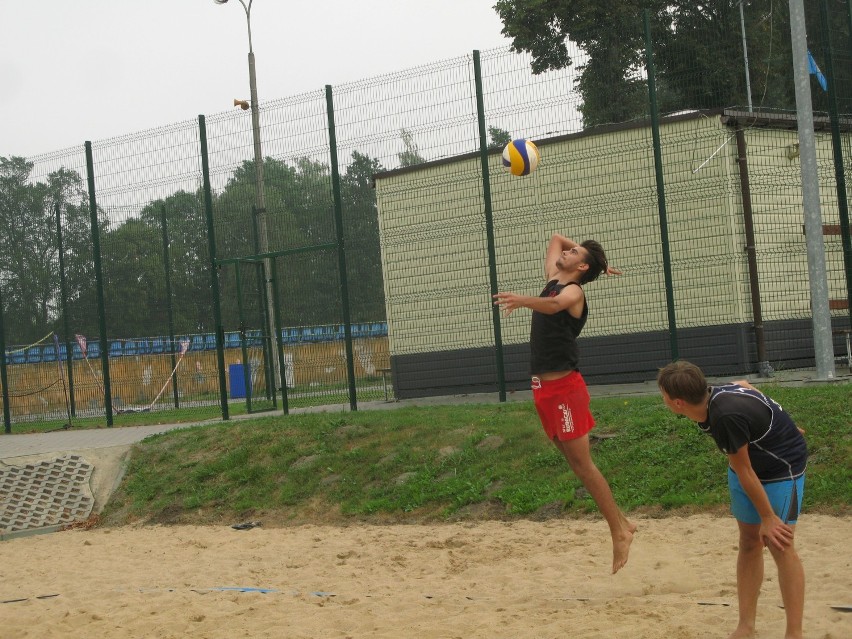 Powiatowy turniej na koniec sezonu siatkówki plażowej [zdjęcia]