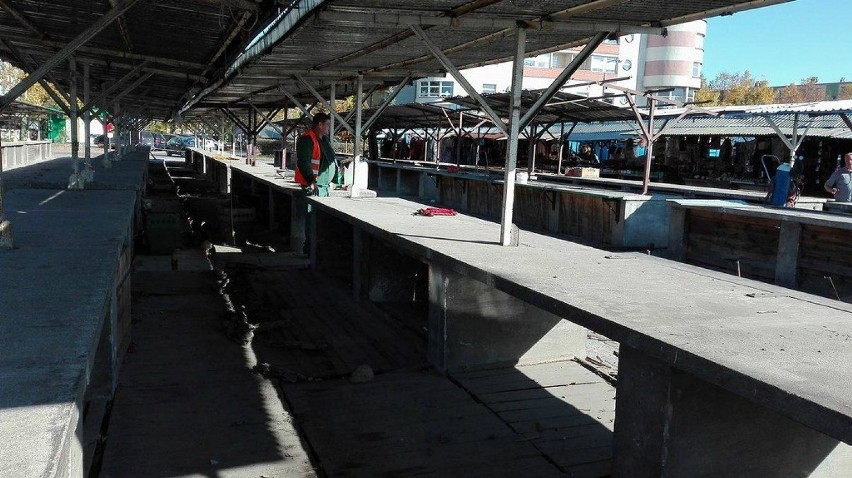 Rozbiórka bazaru przy Bartku w Sieradzu rozpoczęta. Stare stoiska zniknąć mają do 10 listopada