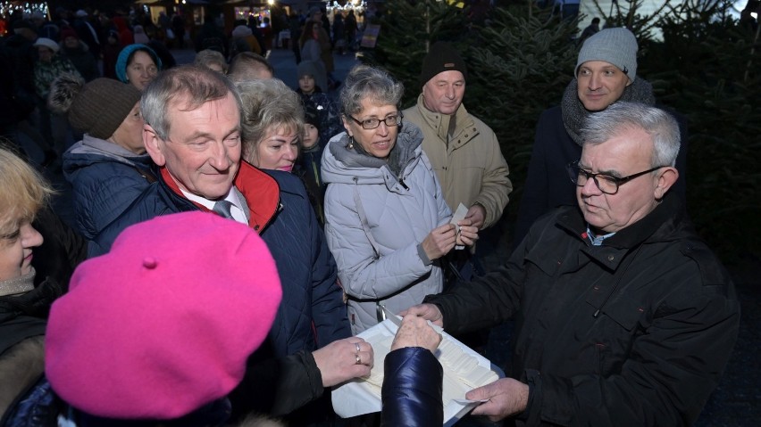 ŻAGAŃ. Wigilia Miejska w Żaganiu dopełniła świąteczny Jarmark Bożonarodzeniowy na Placu gen. Maczka