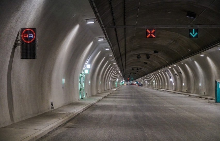 Tunel na Zakopiance. GDDKiA podpisała umowę z firmą, która zajmie się utrzymaniem systemów w tunelu [ZDJĘCIA]