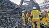 Groźny wypadek w Wiśle! Skały przysypały operatora koparki na kopalni. Mężczyzna trafił do szpitala
