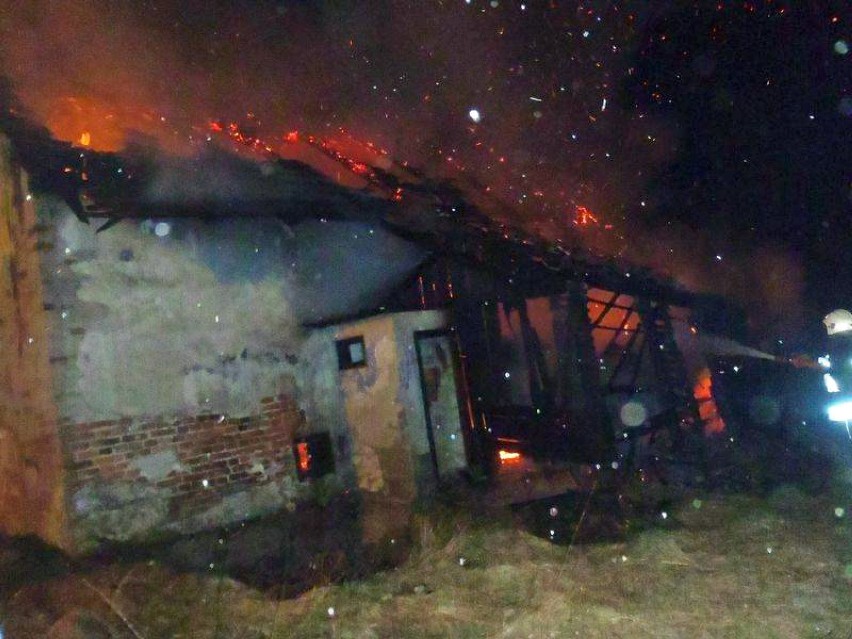 Koło Starego Sącza znów grasuje podpalacz. Nocą spłonęła stodoła [ZDJĘCIA]