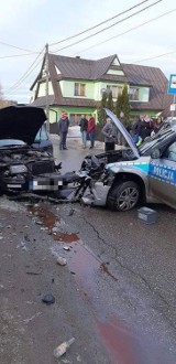 Podhale: Policja rozbiła radiowóz podczas pościgu w Zębie. Wcześniej pirat drogowy potrącił 30 latka