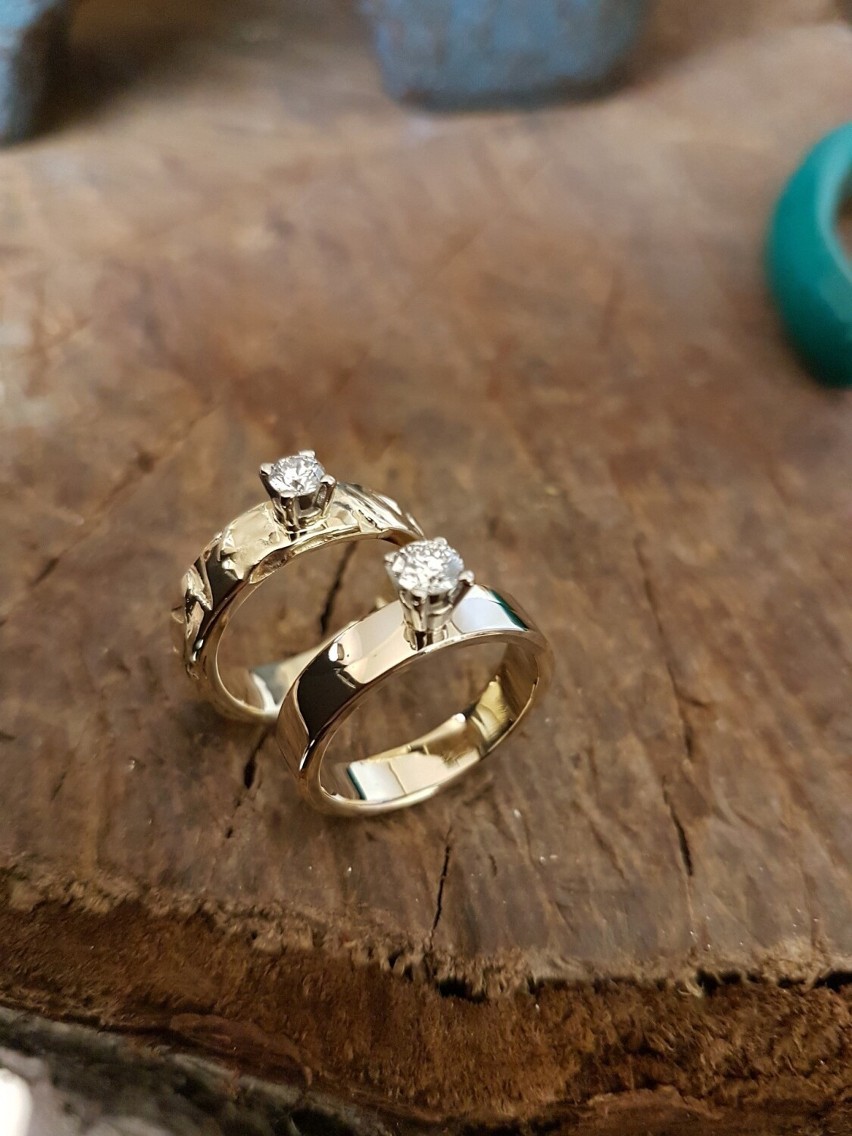 Czy i w jaki sposób nosić zaręczynowy pierścionek po ślubie?