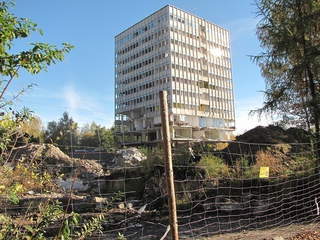 Wieżowiec w Jelczu-Laskowicach wyburzony (ZDJĘCIA, FILM)