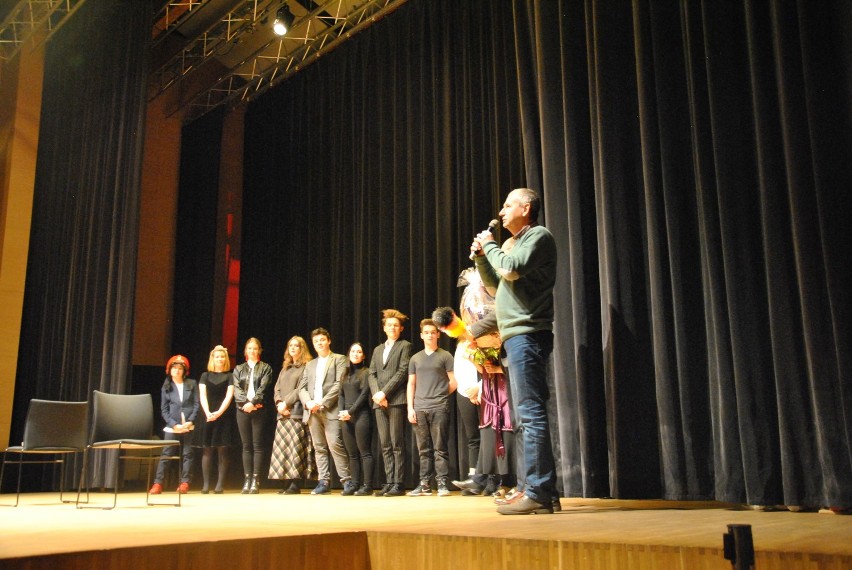 Ucznowie I LO w  Zduńskiej Woli wystawili teatralne sztuki w Ratuszu [zdjęcia]