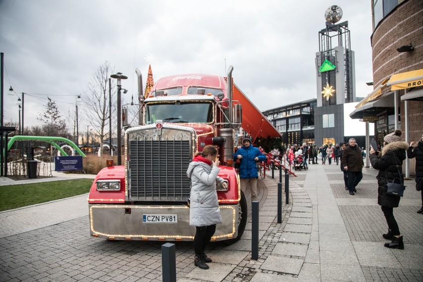 Świąteczna ciężarówka Coca-Coli odwiedziła Warszawę. Gigantyczna kolejka po darmowe gadżety [ZDJĘCIA]