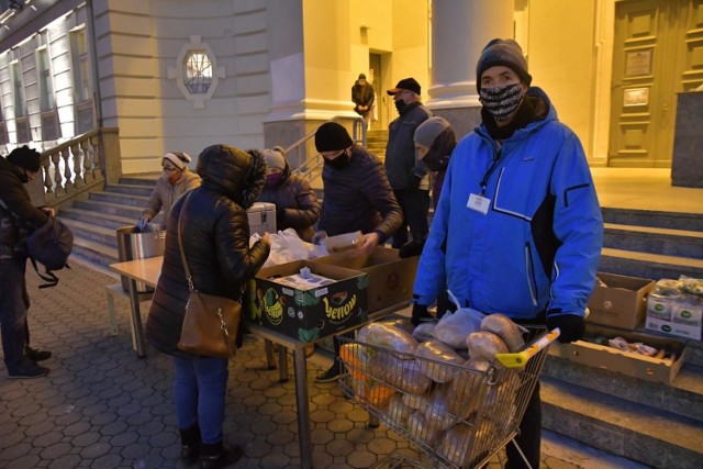 Codziennie o godz. 16 przed bydgoską bazyliką wydawane są obiady dla bezdomnych i potrzebujących. W akcję "Bazylika pomaga" włączyło się 54 wolontariuszy.