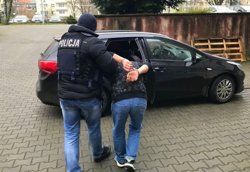 Bydgoszczanin ukrywał się przed policją w mieszkaniu, w którym trzymał narkotyki [zdjęcia]