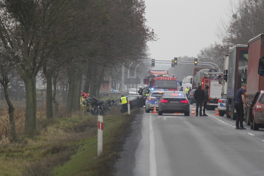 Trzy osoby ranne po zderzeniu dziesięciu aut w gminie Krzykosy. Droga jest już przejezdna.