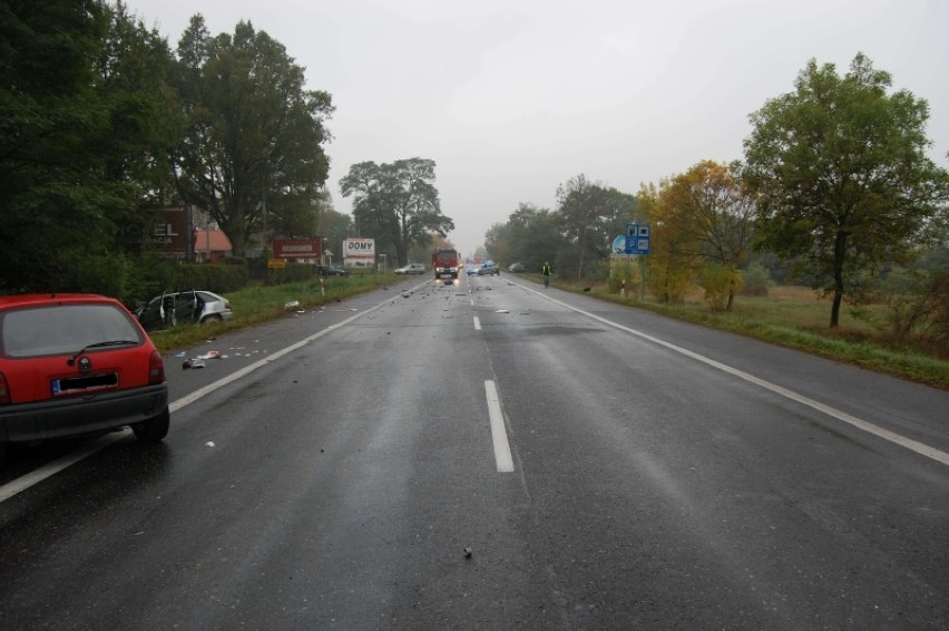 Śmiertelny wypadek w Łasku opel zderzył się z autokarem