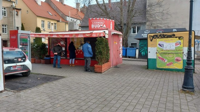 Czerwona budka niedaleko Filhmarmonii. 

To miejsce podpowiedzieli nam Czytelnicy. Tu można kupić zapiekanki, hamburgery czy frytki. Mimo pandemii, chętnych nie brakuje.