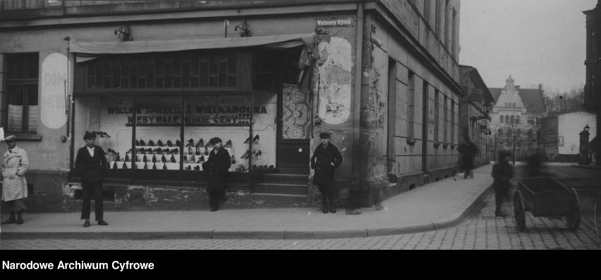 Wystawa i wejście do sklepu obuwniczego Berlinera przy...